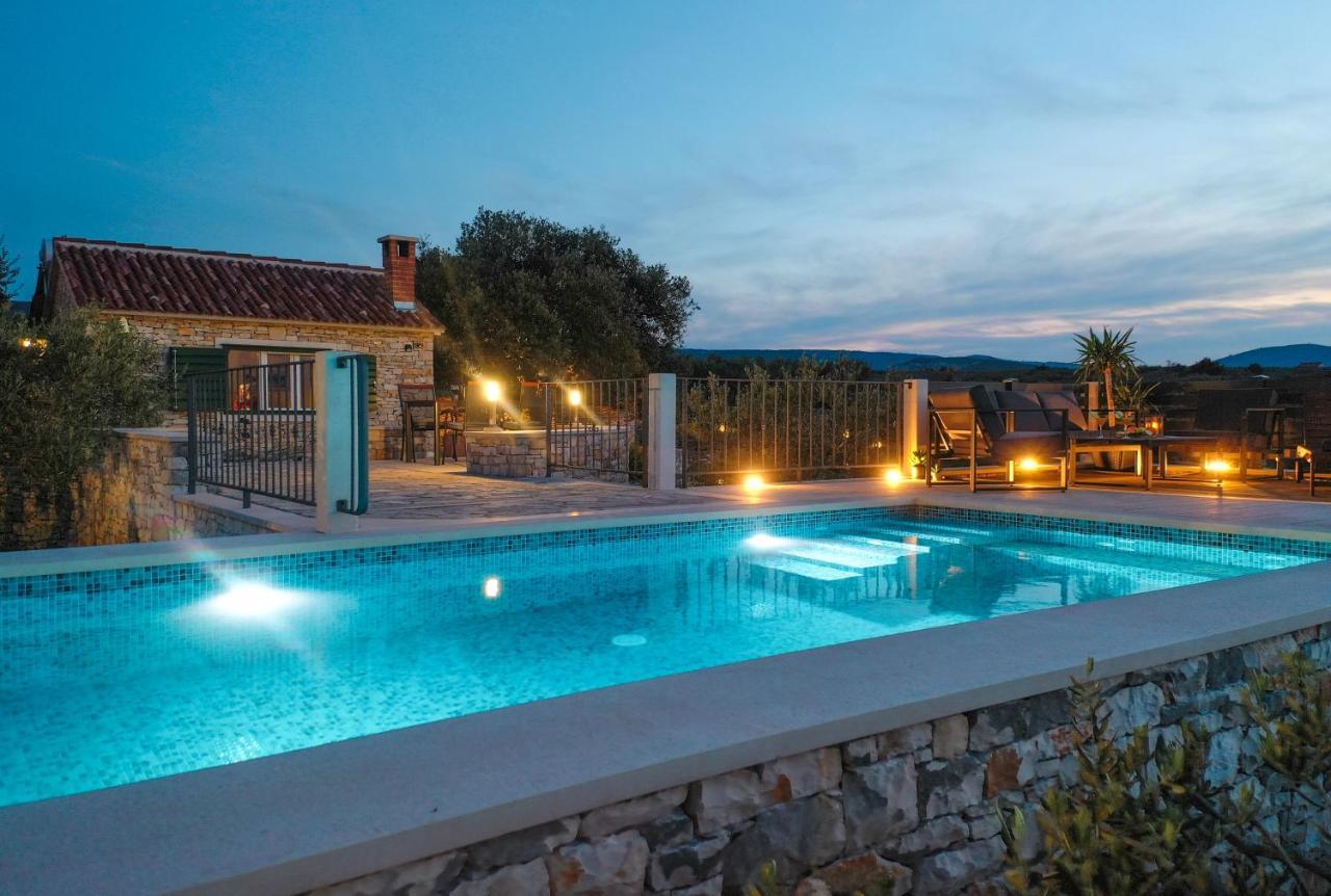 Heritage Holiday House Lori With Pool Постира Екстериор снимка